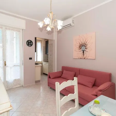 Guesthost - Santa Rita District Functional Flat