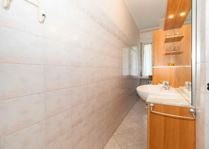 Guesthost - Santa Rita District Functional Flat *